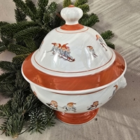 Suppeterrin-juleterrin-hvid-røde-striber-nisser-på-kælk-ski-dansende-gammel-juleting